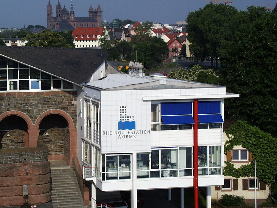 In der Rheingütestation wird das Rheinwasser auf Schadstoffe untersucht