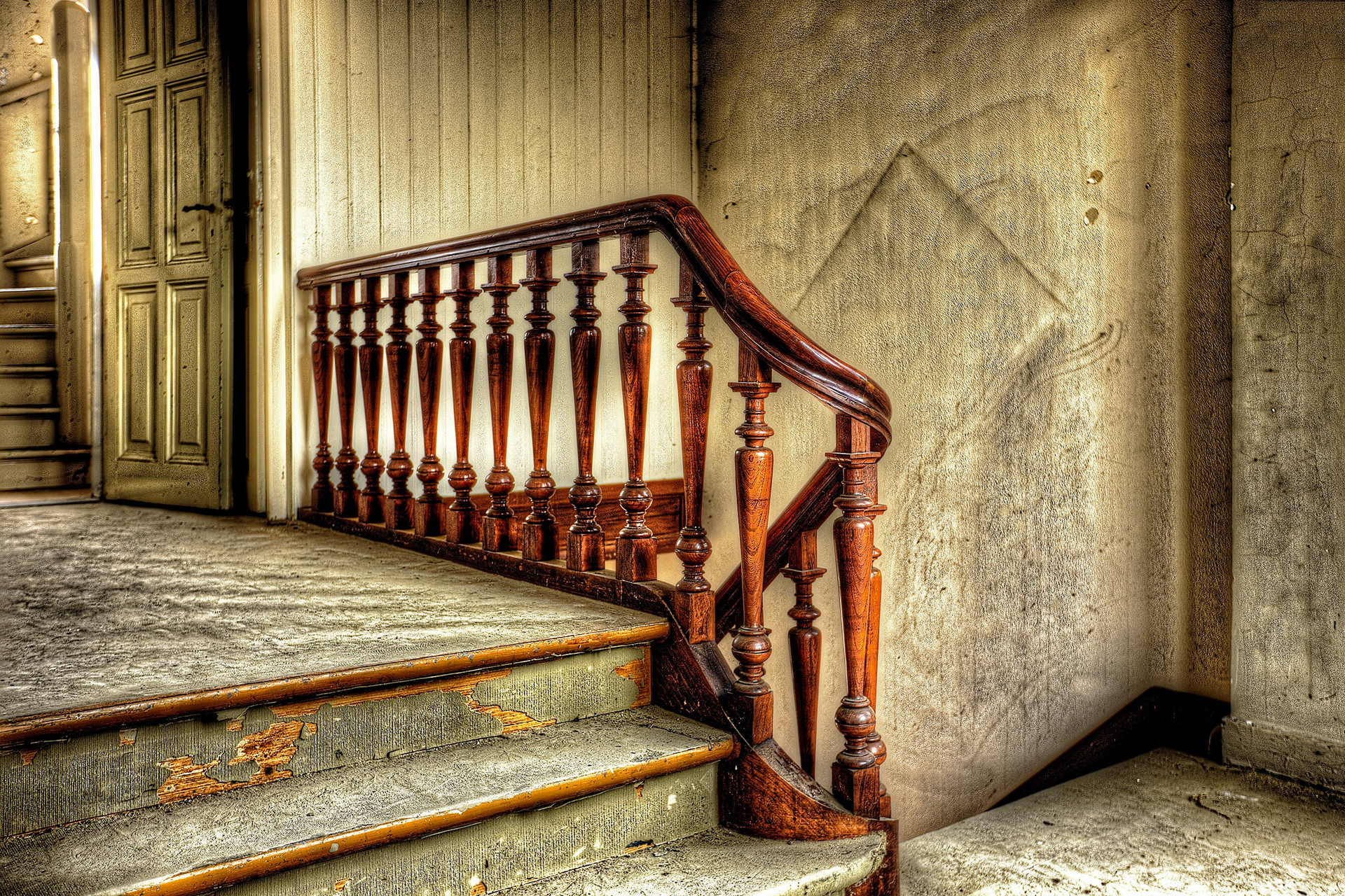 Treppe und Treppengeländer aus Holz in einem Altbau