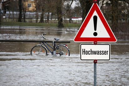 Schild warnt vor Hochwasser