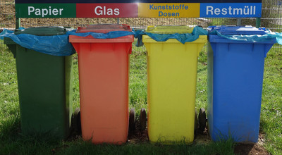 Verschiedene Arten von Mülleimern zur Mülltrennung