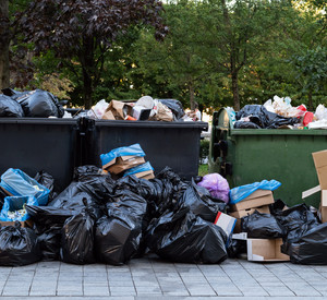 Überfüllte Müll-Container