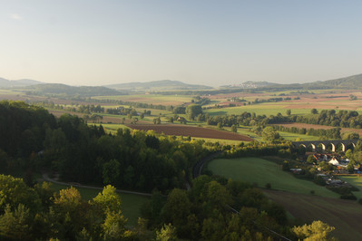 Landschaft mit Feldern, Bach und Wäld