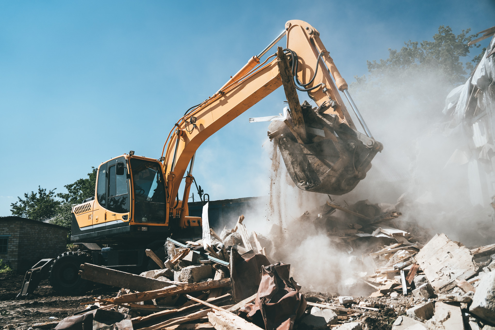 Bagger trennt Bauschutt