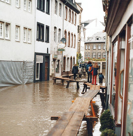 Holzstege über Hochwasser in Koblenz