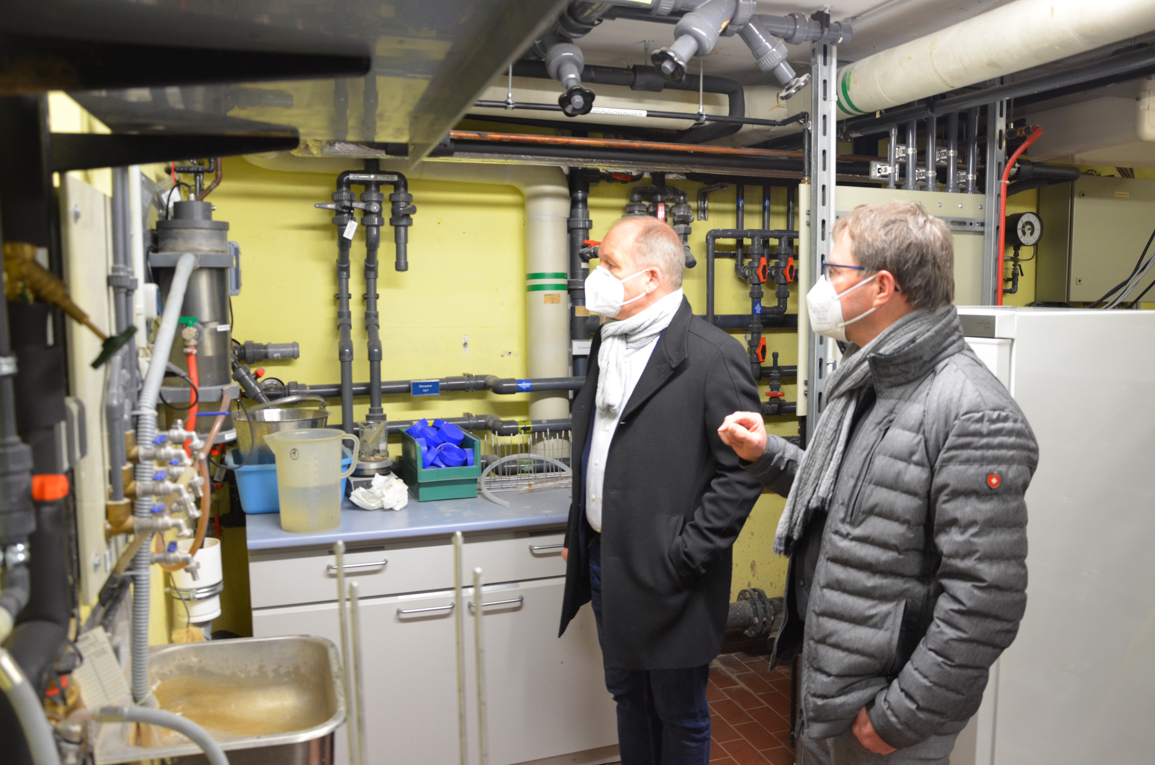 LfU-Präsident Dr. Frank Wissmann und Dr. Jochen Fischer, Abteilungsleiter Gewässerschutz im Untergeschoss der Rheinwasser-Untersuchungsstation 