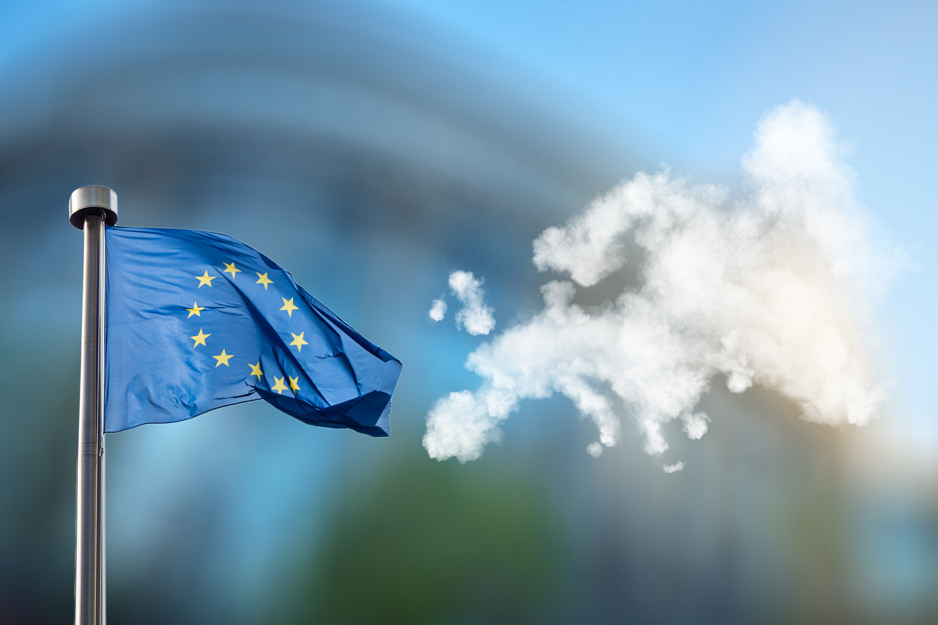 Fahne der Europäischen Union und Europakarte, die aus Wolken gemacht wurde