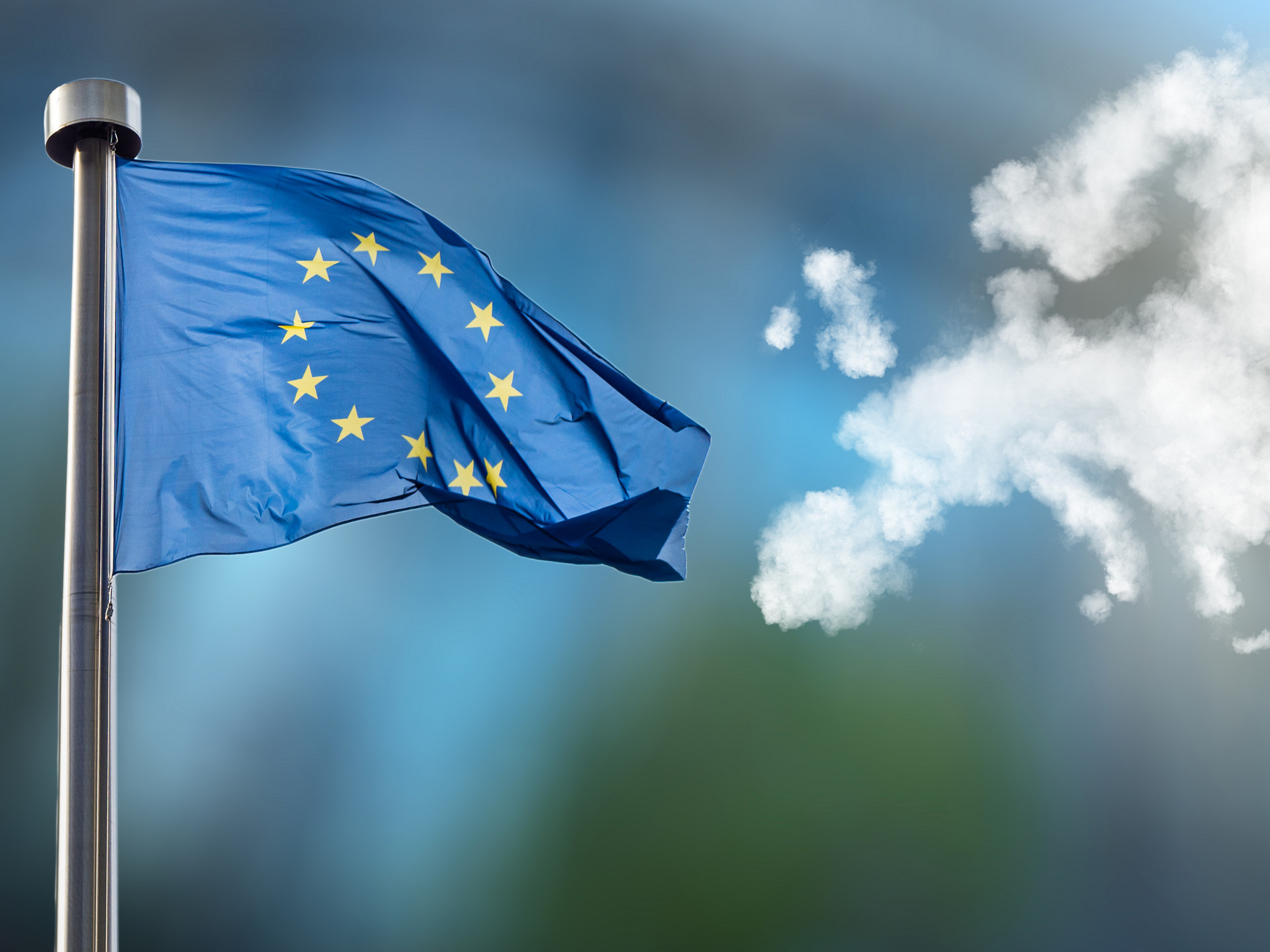 Fahne der Europäischen Union und Europakarte, die aus Wolken gemacht wurde