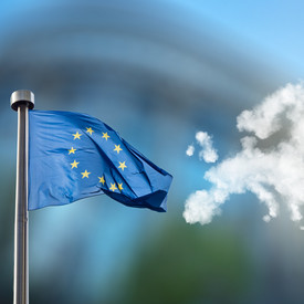 Fahne der Europäischen Union und Europakarte, die aus Wolken gemacht wurde