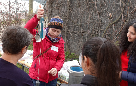 LfU-Mitarbeiterin Johanna Schlögl erläutert beim "Tag des Wassers" an der Rheinwasser-Untersuchungsstation anhand eines Modells die Funktionsweise einer Grundwassermessstelle.