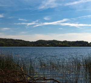 Blick über den idyllischen Laacher See auf das gegenüberliegende bewaldete Ufer