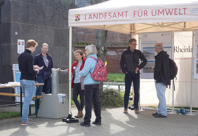 Mehrere Besucherinnen und Besucher vor dem Eingang der RUSt