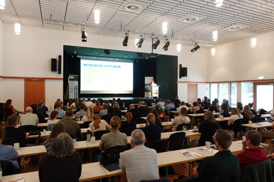 Publikum und Bühne im Bürgerhaus Hechtsheim