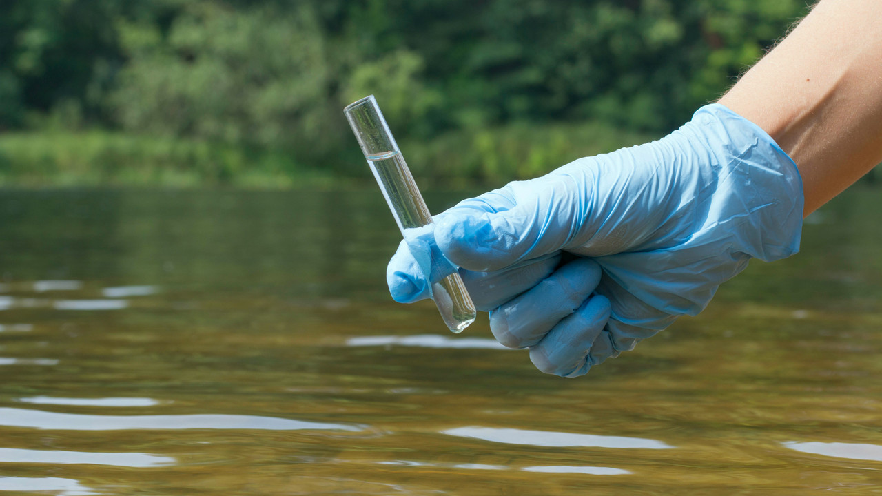 Wasserprobe wird entnommen