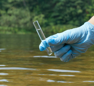 Wasserprobe wird entnommen