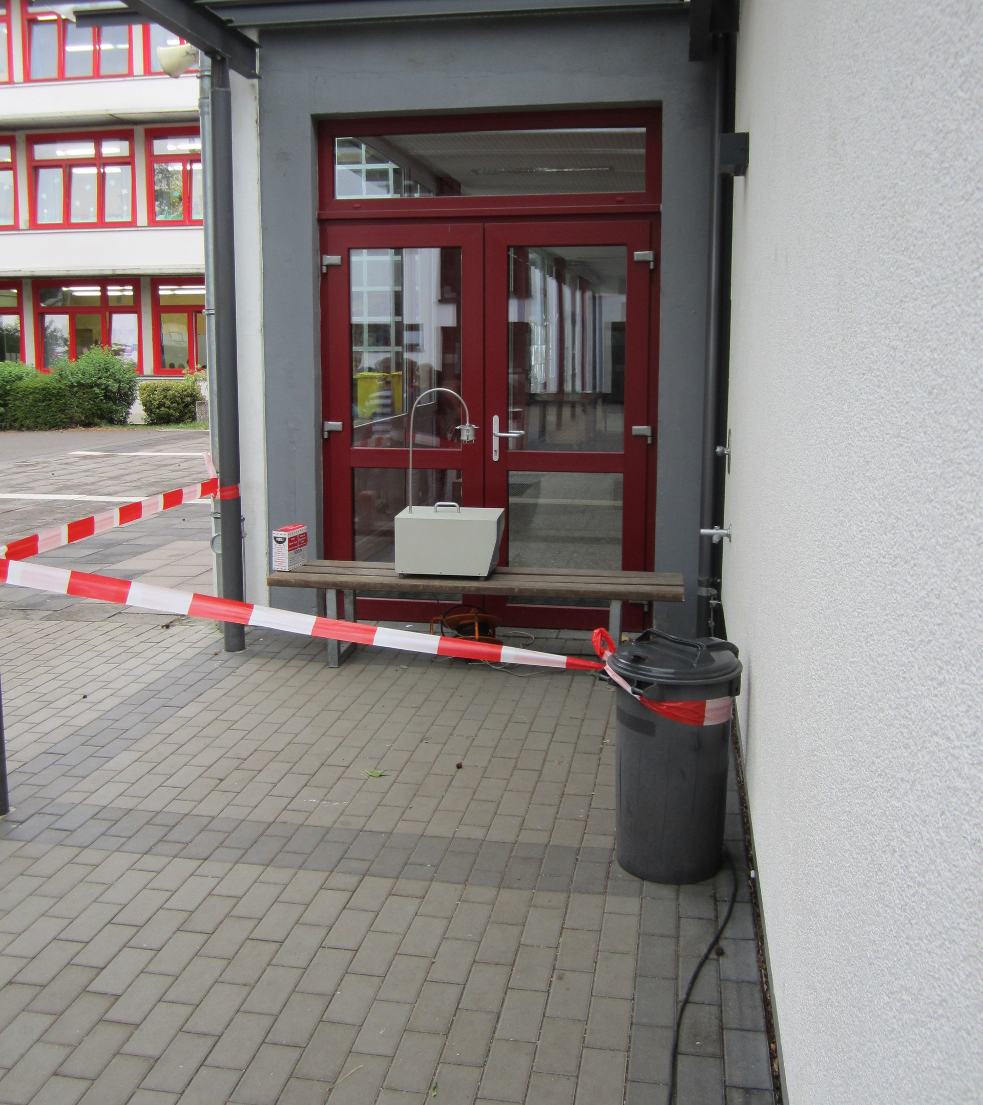 Durch rot-weißes Band gesperrter Eingang der Schillerschule