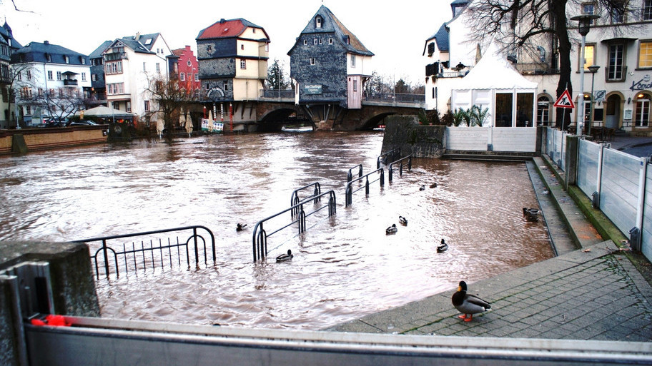 Uferbereich ist überflutet