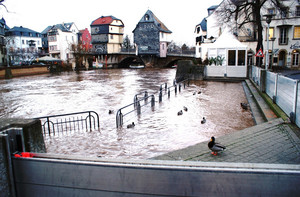 Uferbereich ist überflutet