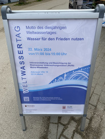 Plakatständer mit Plakat