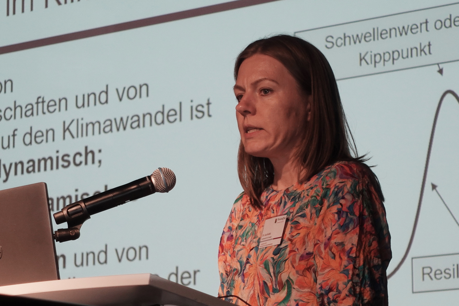Rednerin am Pult