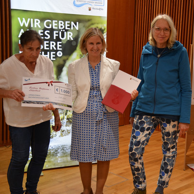 Preisträgerin mit Ministerin und Kita-Erzieherin