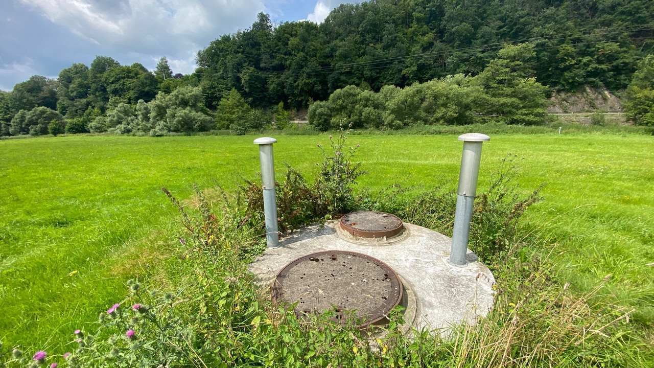Grundwassermesstelle auf grüner Wiese