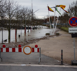 Sperrung von Uferwegen auf Grund des Rheinhochwassers
