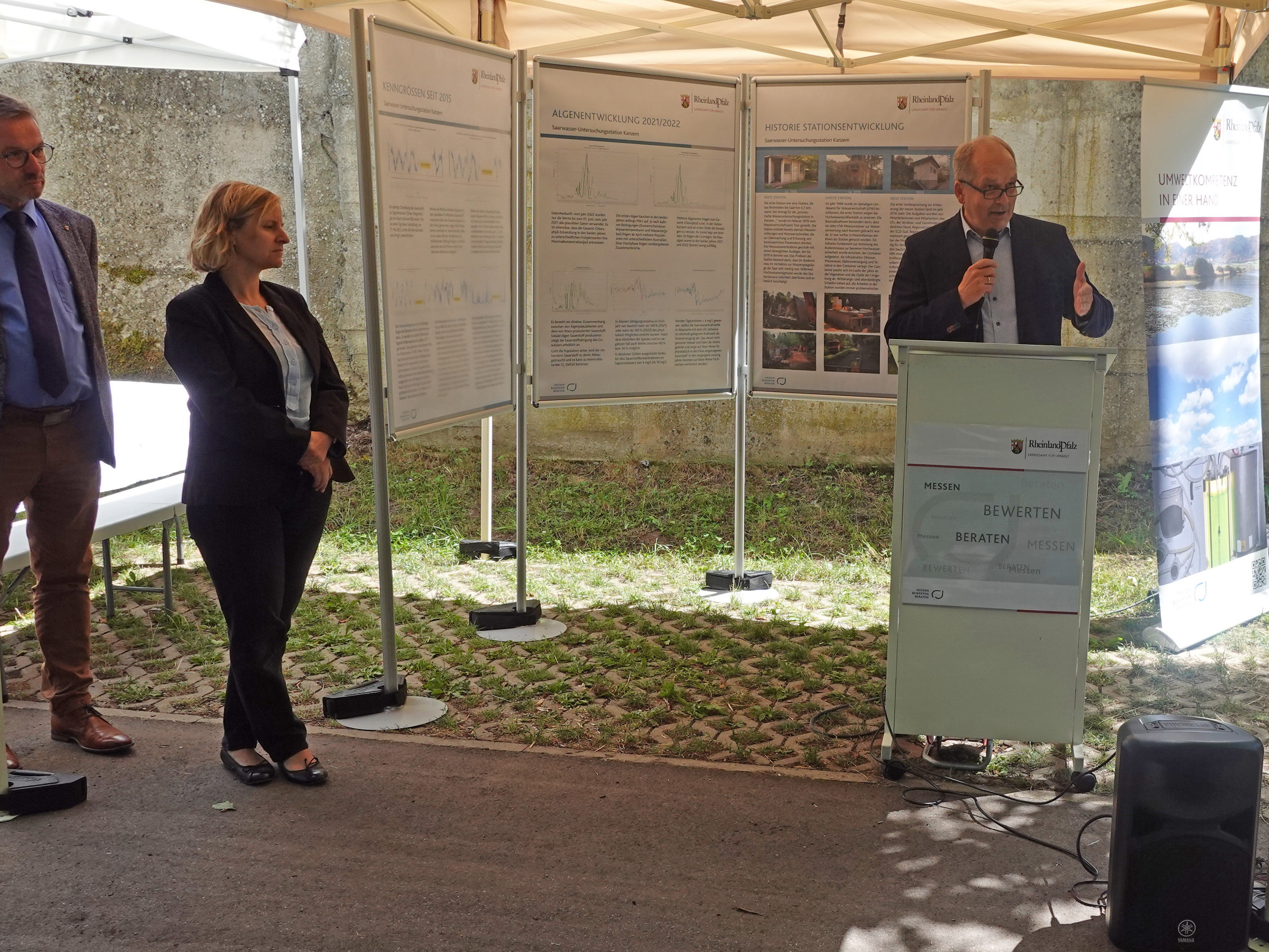 LfU-Präsident Dr. Frank Wissmann hält bei der Einweihung der Station eine Rede.
