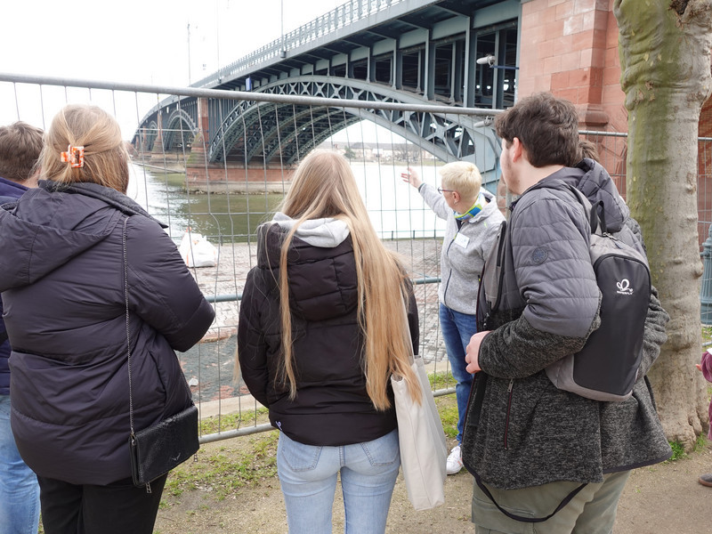 Der Blick der Besucherinnen und Besucher richtet sich auf die automatischen Probenehmer an der Theodor-Heuss-Brücke.