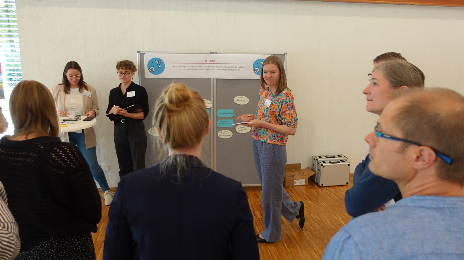 Gruppenarbeit vor der Pinwand