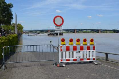 Uferstraße wegen Hochwassers gesperrt
