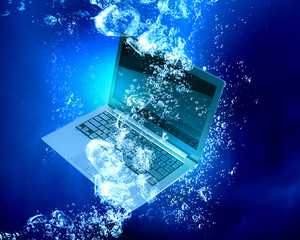 Laptop im Wasser