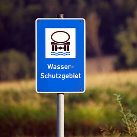 Schild "Wasserschutzgebiet" am Ufer eines Sees