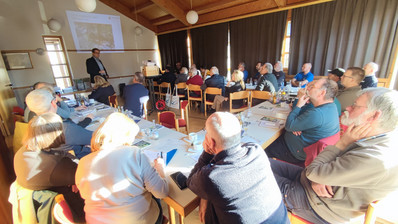 Blick in den Saal mit Teilnehmern