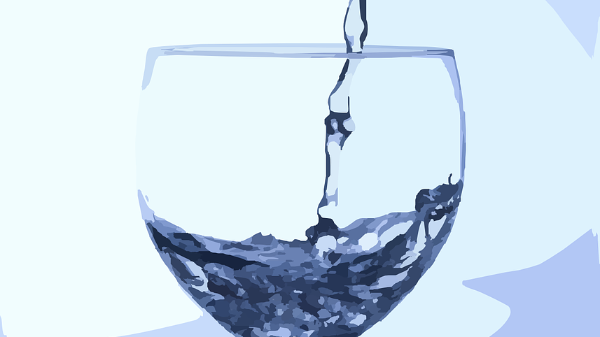 Wasser wird in Glas gegossen