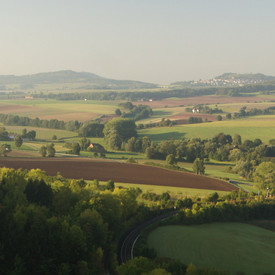 Landschaft mit Feldern, Bach und Wäld
