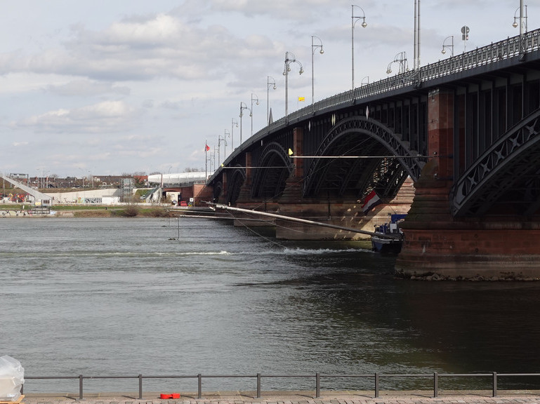 Theodor-Heuss-Brücke mit den drei Auslegern der Probenehmer