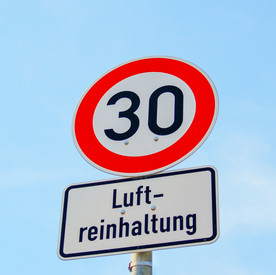 Schild Tempo 30 zur Luftreinhaltung