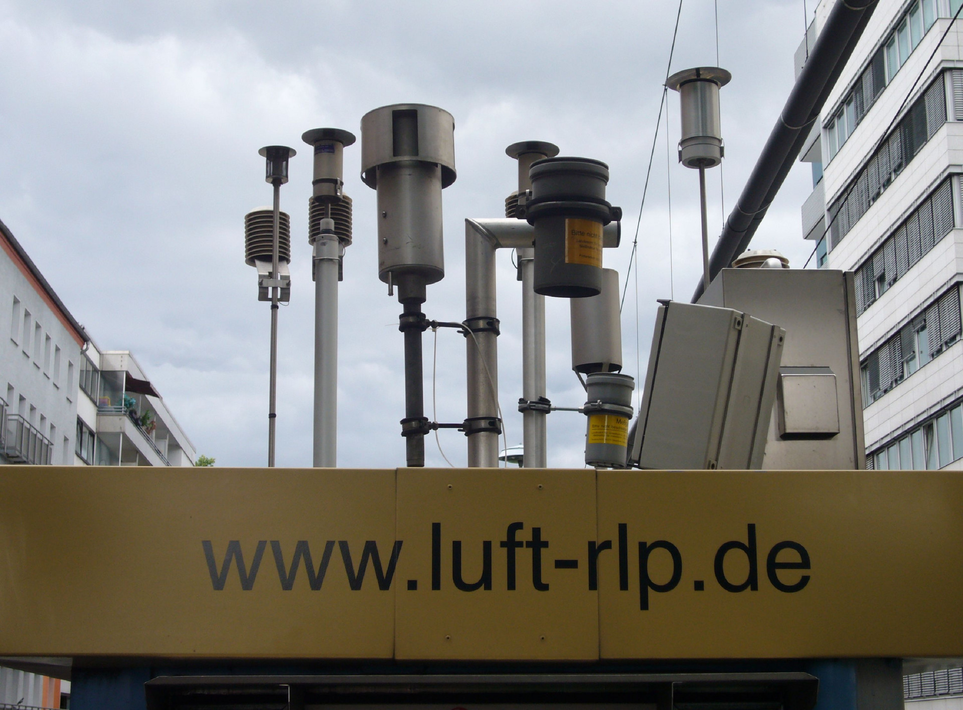 Verschiedene Komponenten zur Messung der Luftqualität auf dem Dach einer ZIMEN-Messstation in ca. 3 Meter Höhe