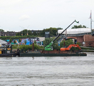 Schwimmende Arbeitsplattform an der Theodor-Heuss-Brücke