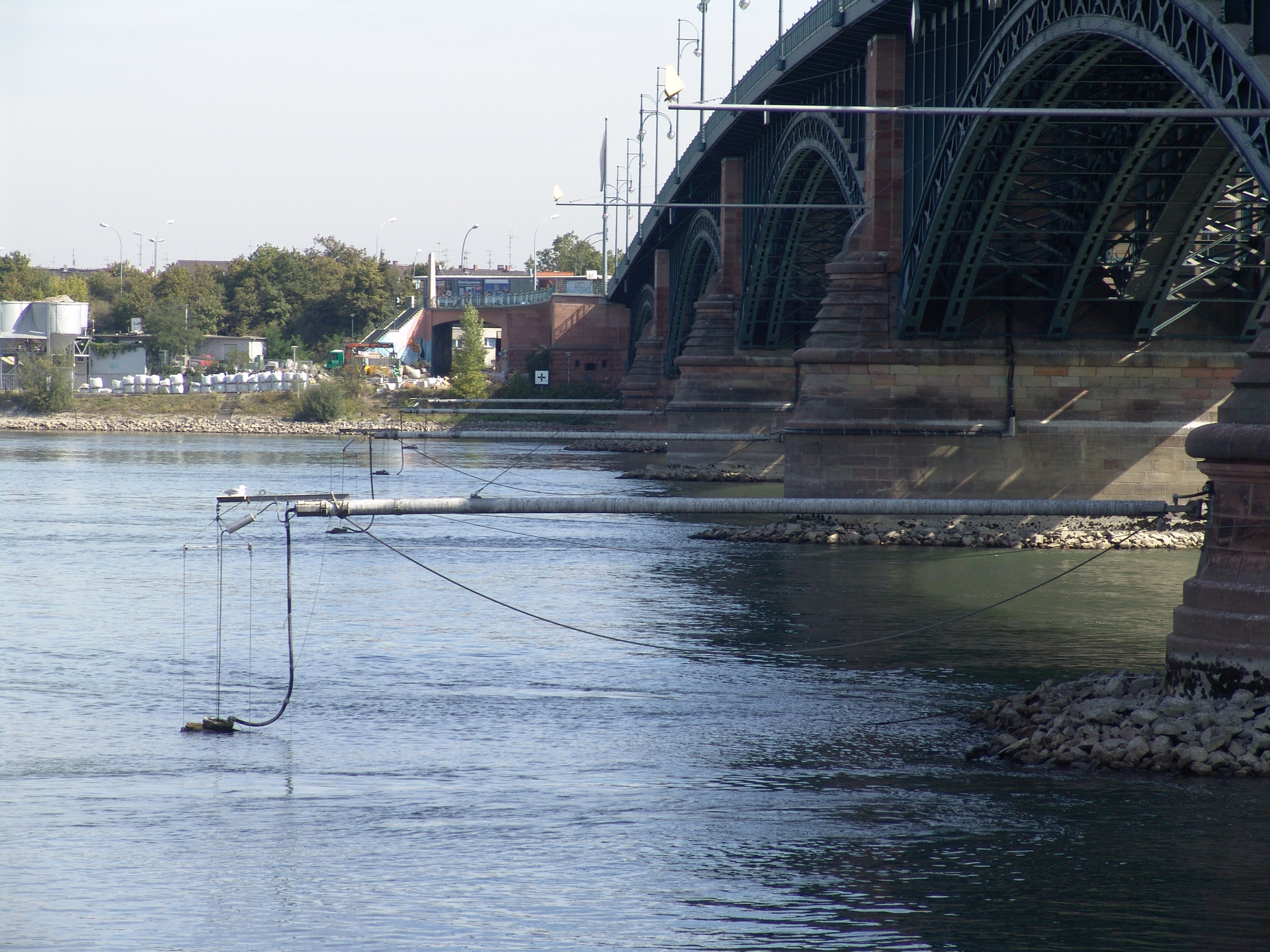 Über die an der Brücke befestigten Probenehmer wird das Rheinwasser in die RUSt geleitet.
