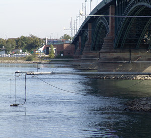 Über die an der Brücke befestigten Probenehmer wird das Rheinwasser in die RUSt geleitet.