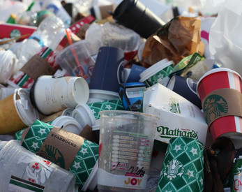 Kunststoffabfälle liegen in einem Container