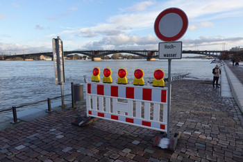 Hochwasser-Sperrung am Mainzer Rheinufer