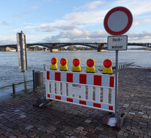 Hochwasser-Sperrung am Mainzer Rheinufer