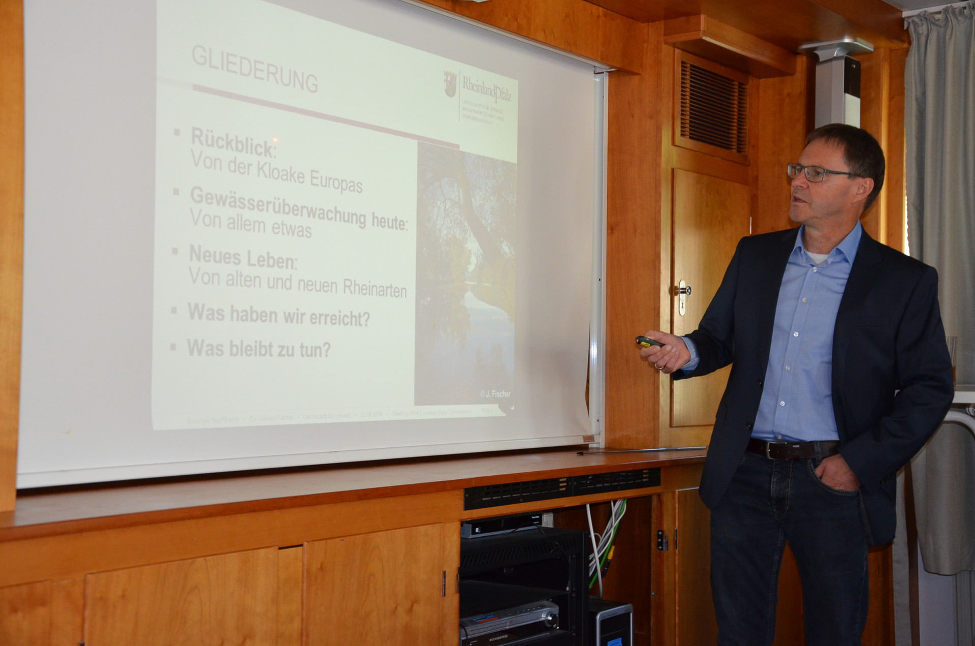 Dr. Jochen Fischer neben einer Projektionsleinwand während seines Vortrags