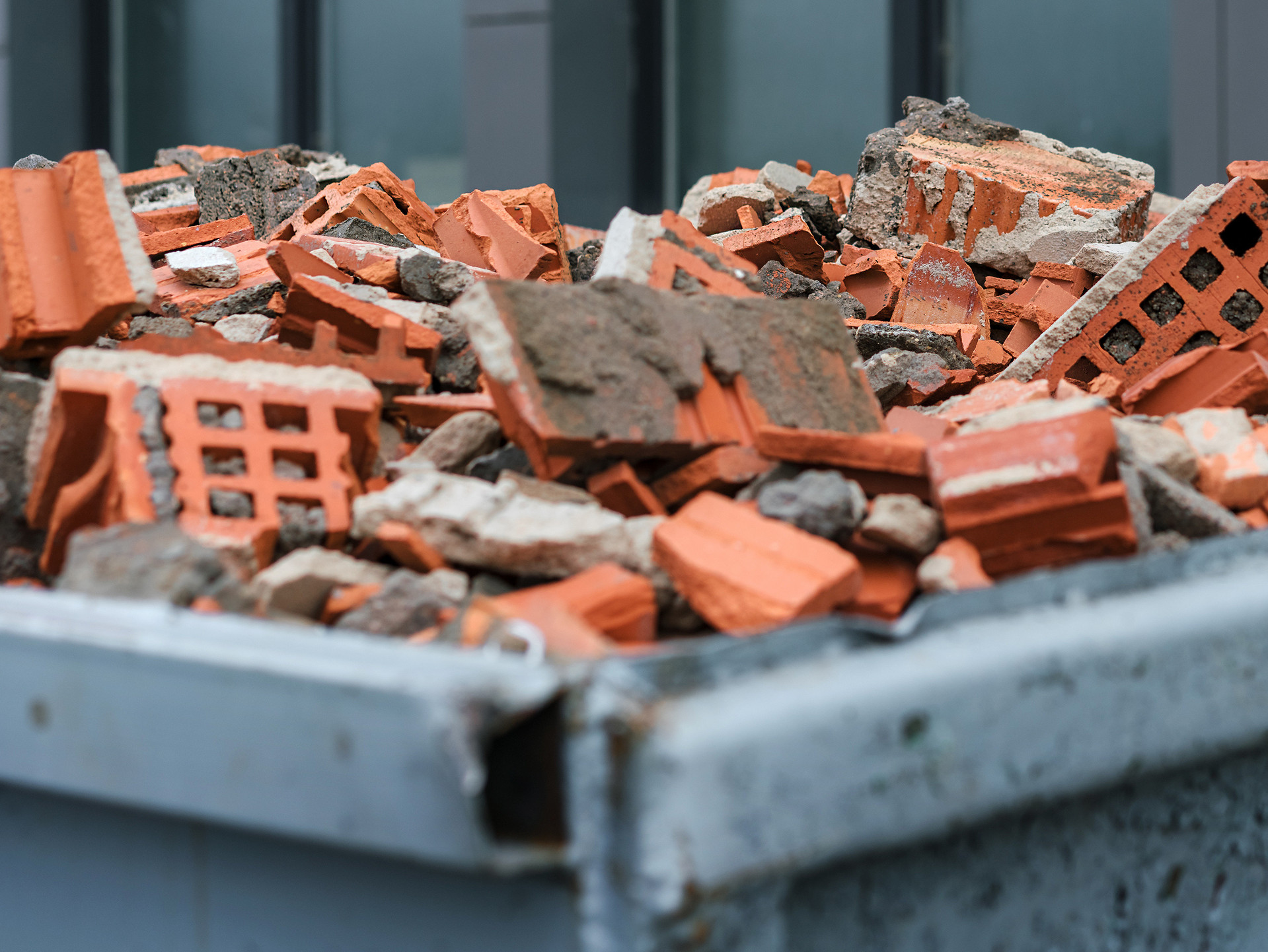 Container mit alten Ziegelsteinen