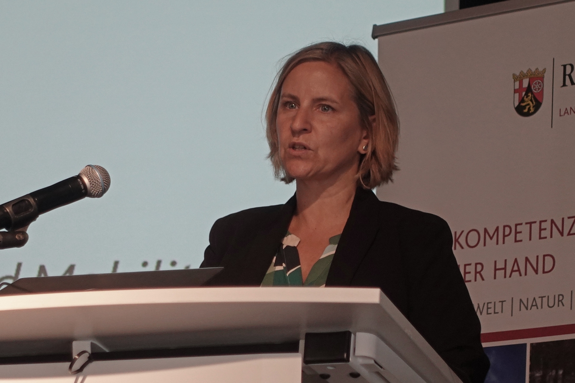 Rednerin am Pult