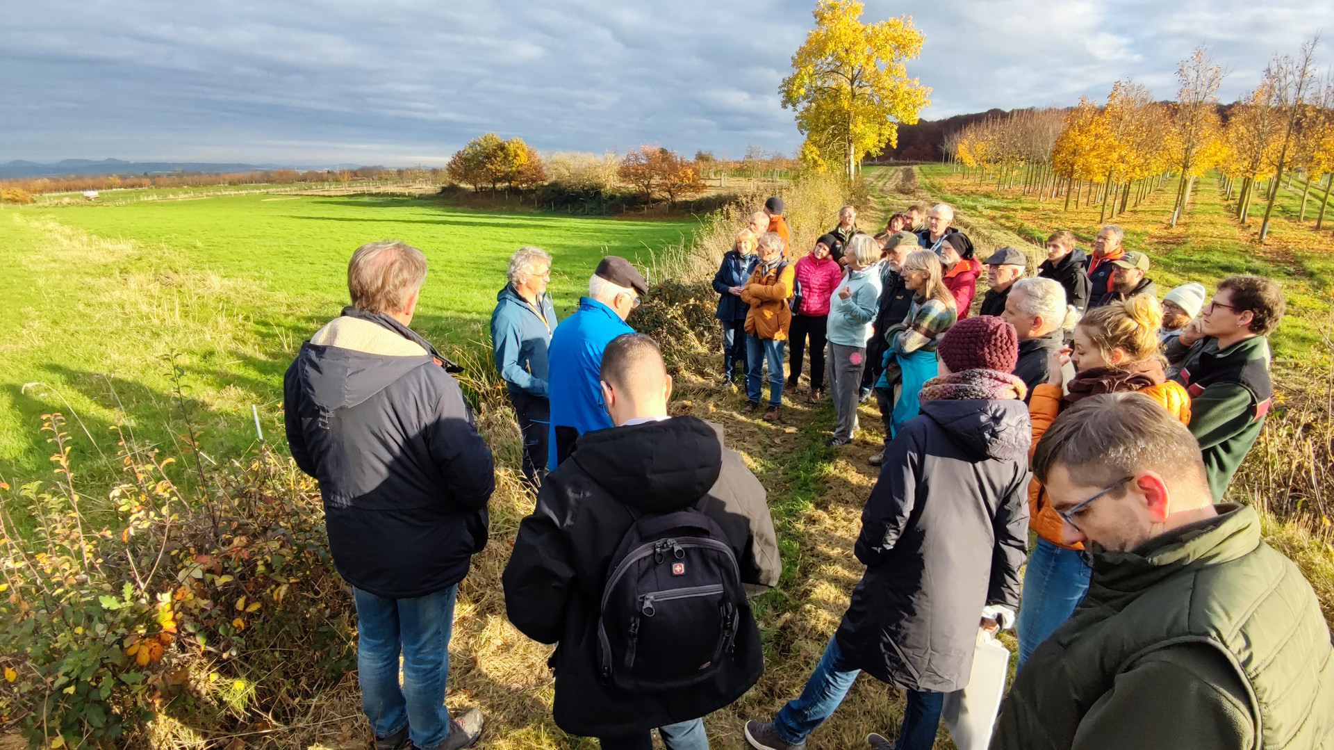 Teilnehmer der Exkursion in der Herbstsonne