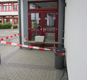 Die Messgeräte wurden ein zweites Mal bei trockener Witterung in und an der Schillerschule Lahnstein aufgestellt, um Proben aus der Luft zu entnehmen