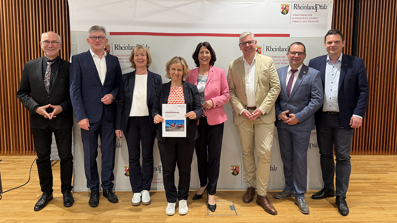 Die Bündnispartner präsentieren die neue Bündnisvereinbarung.